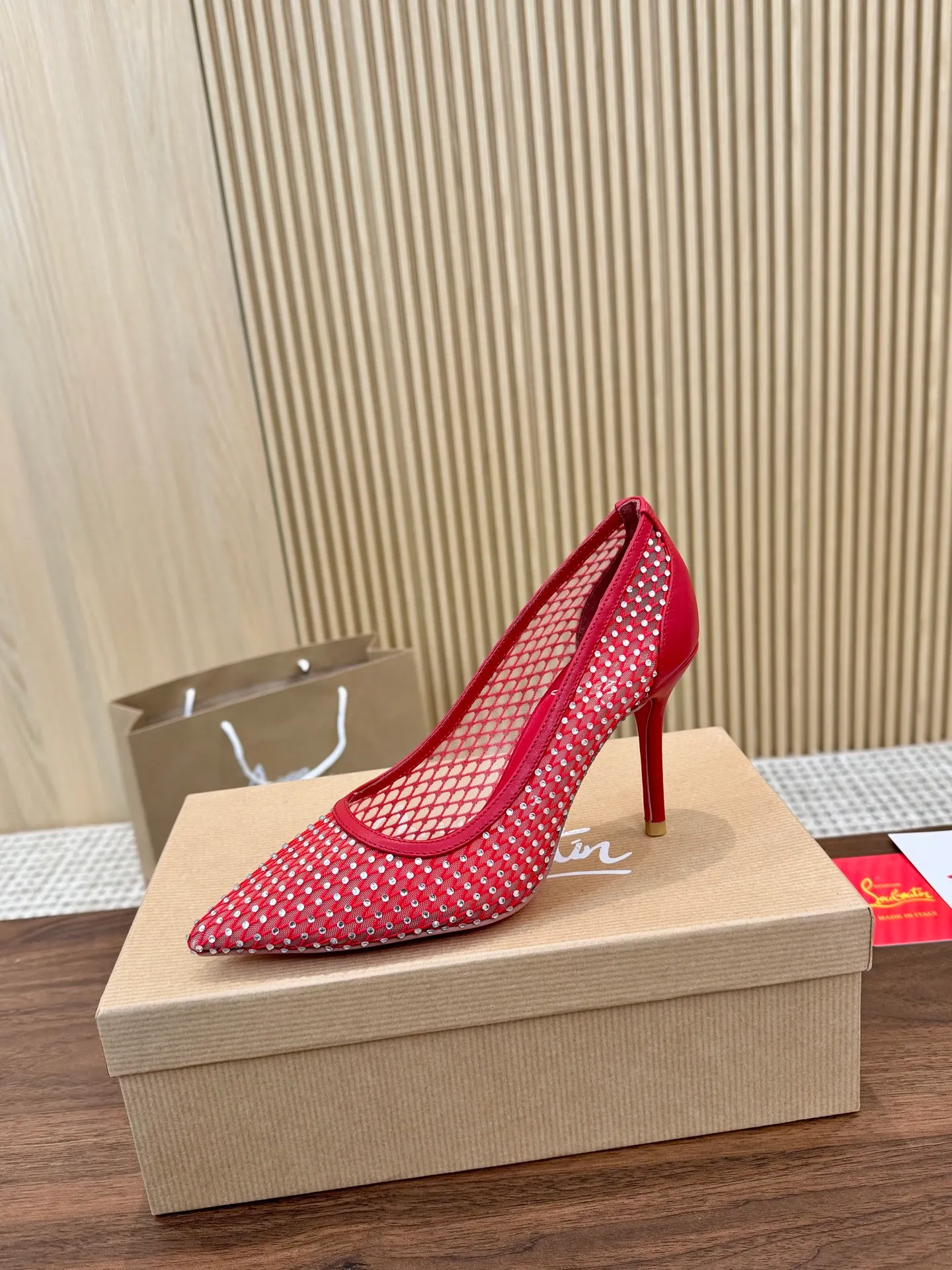 👟👟Ex-factory price 440👟👟 Genuine leather sole +40 Year-round shipment💝Christian Louboutin CL👠 Classic "💎Cow Patent Leather💎Series" noble and luxurious, real blingbling✨ Real materials, all customized by the pattern maker, and the materials are made of original customized materials, achieving the taste of the original 6 color options💍 Upper: imported 👉cow patent leather💪 lining: sheepskin foot pad/lining code number: 34-40.41.42 heel height: two options: 10.5cm and 8.5cm
